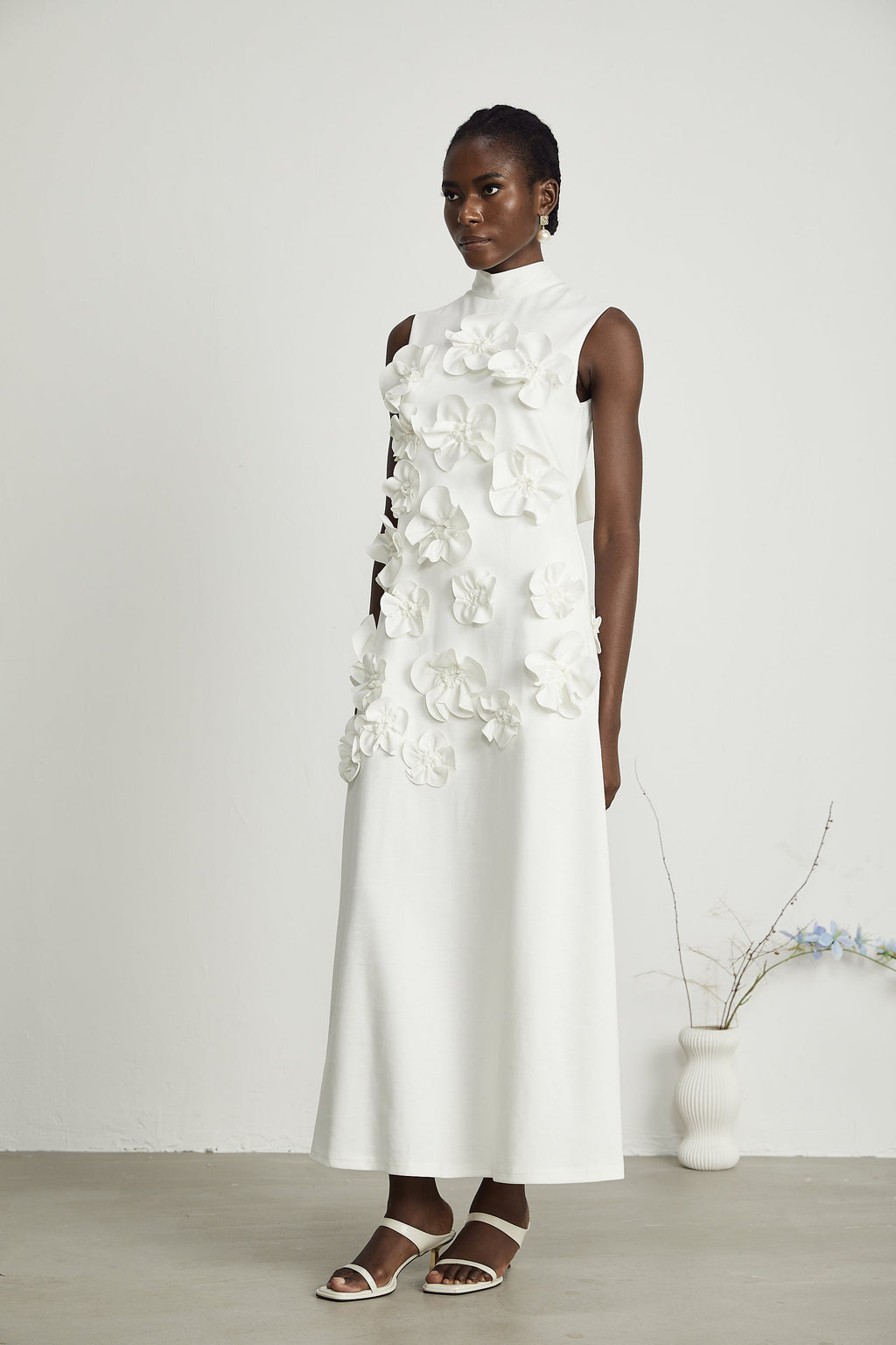 Beyaz Magali Papyonlu Suni Çiçek Süslemeli Kolsuz Maxi Elbise