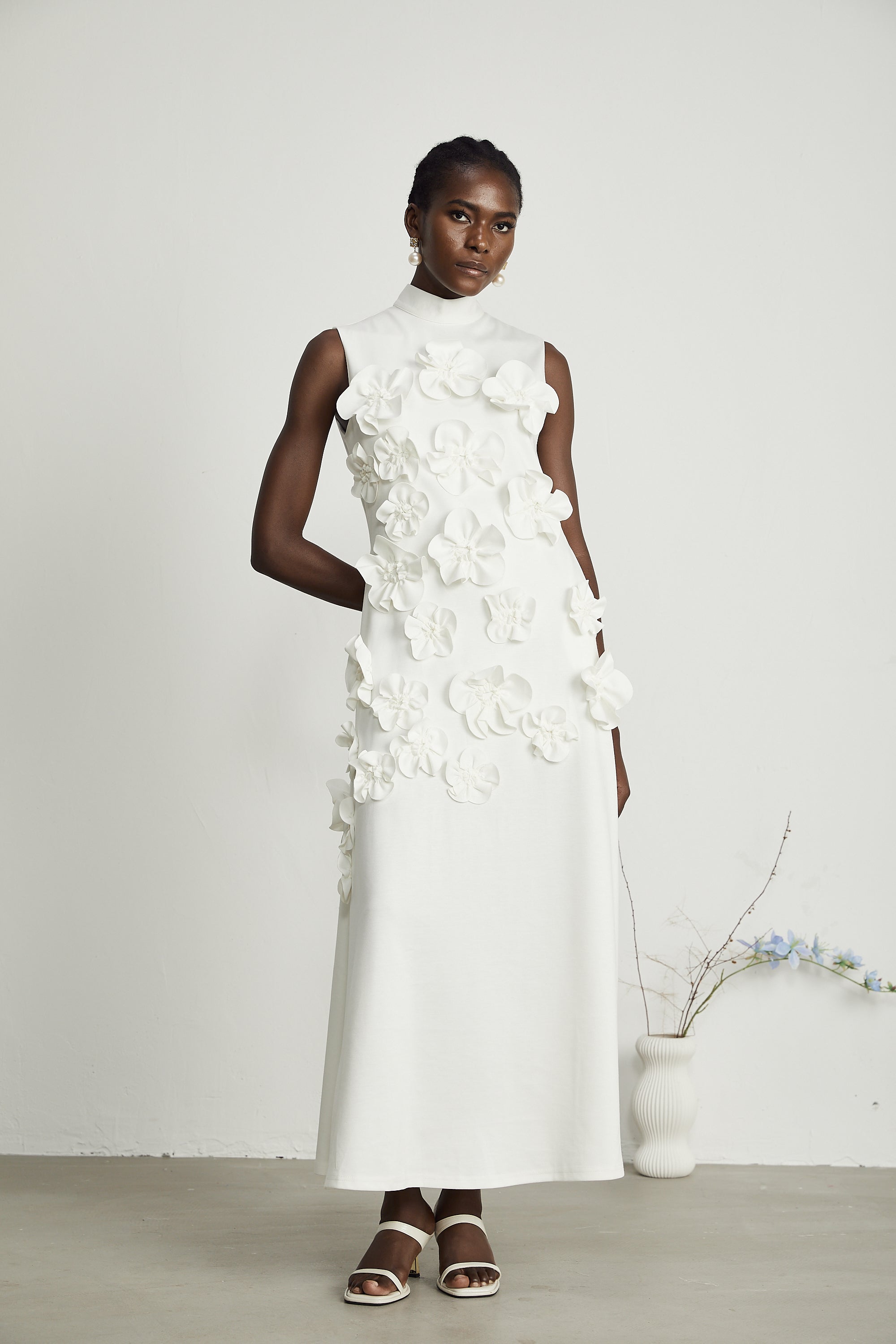 Beyaz Magali Papyonlu Suni Çiçek Süslemeli Kolsuz Maxi Elbise