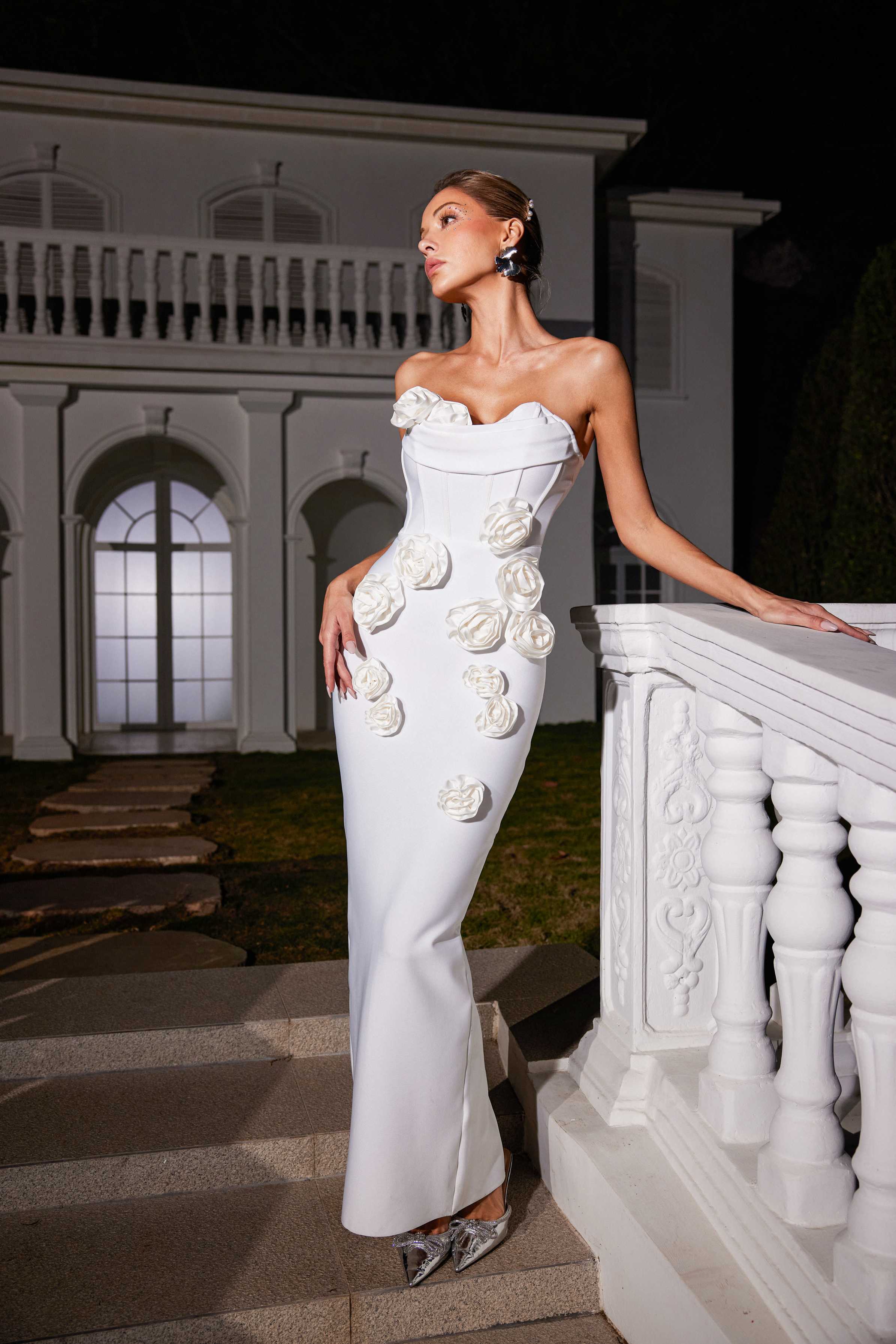 Arushi Beyaz Straplez Gül Bandaj Elbise